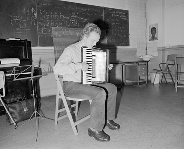 882006 Afbeelding van een leerling tijdens een accordeonles in de R.K. Kathedrale Koorschool (Plompetorengracht 5) te ...